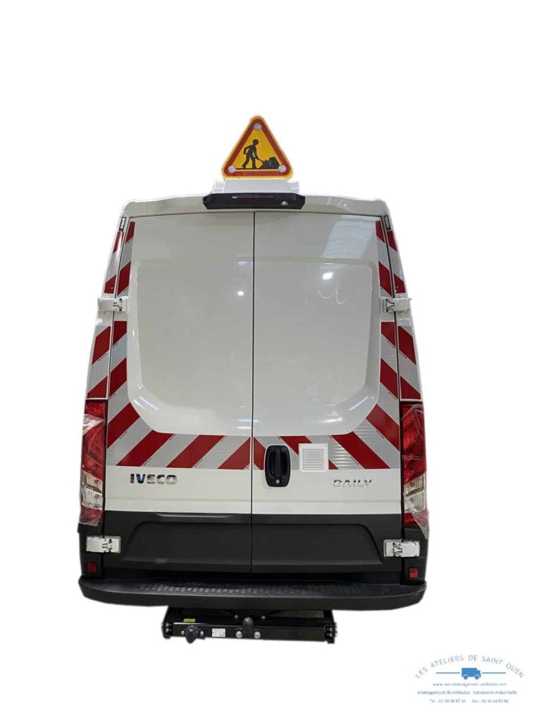 iveco daily avec bande réfléchissante et panneau travaux led electrique