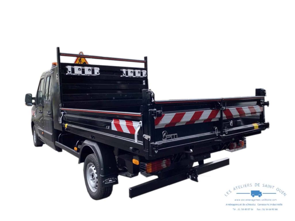 benne jpm sur renault master peinte en noir avec tri flash triangle led gyrophare et coffre contre cabine