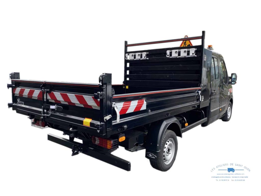 benne jpm sur renault master peinte en noir avec tri flash triangle led gyrophare et coffre contre cabine
