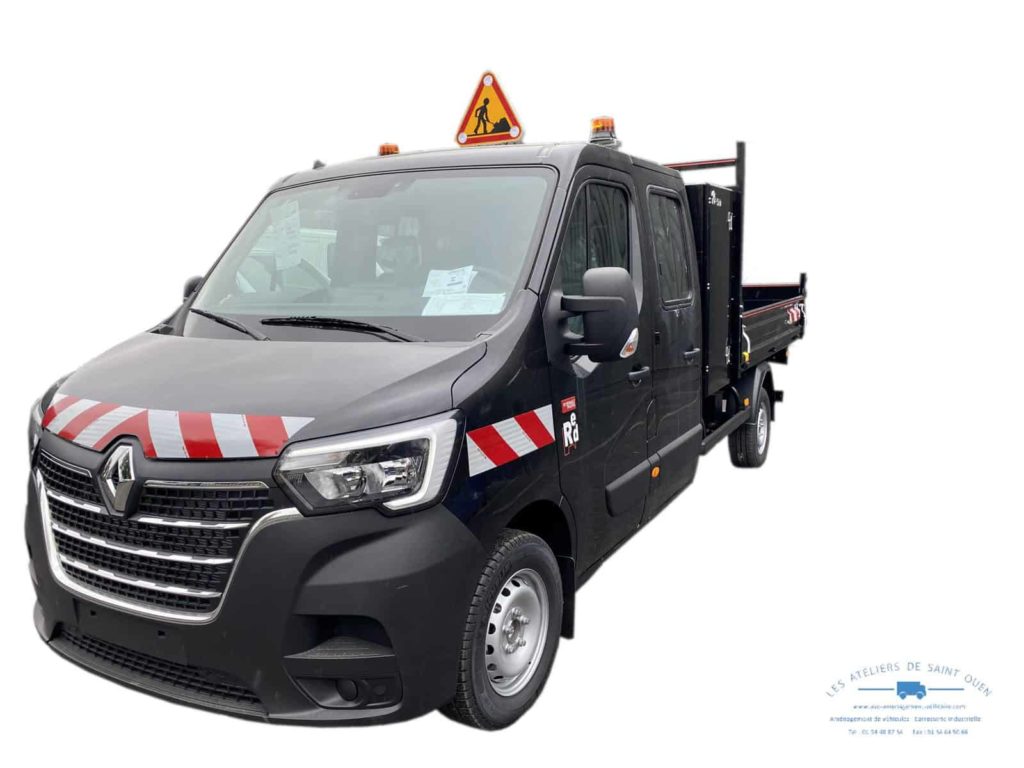 benne jpm sur renault master peinte en noir avec tri flash triangle led gyrophare et coffre contre cabine
