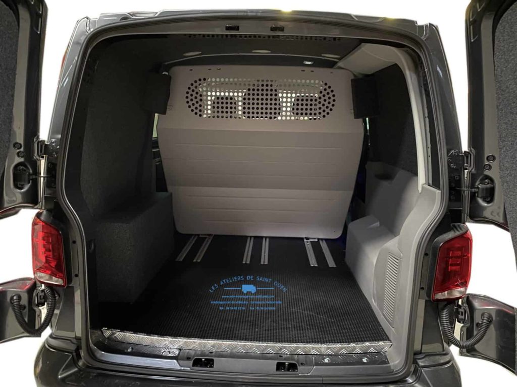 volskwagen t6 cabine approfondie avec rail aéro et cloison de séparation en alu démontage rapide avec siège en cuir couleur origine