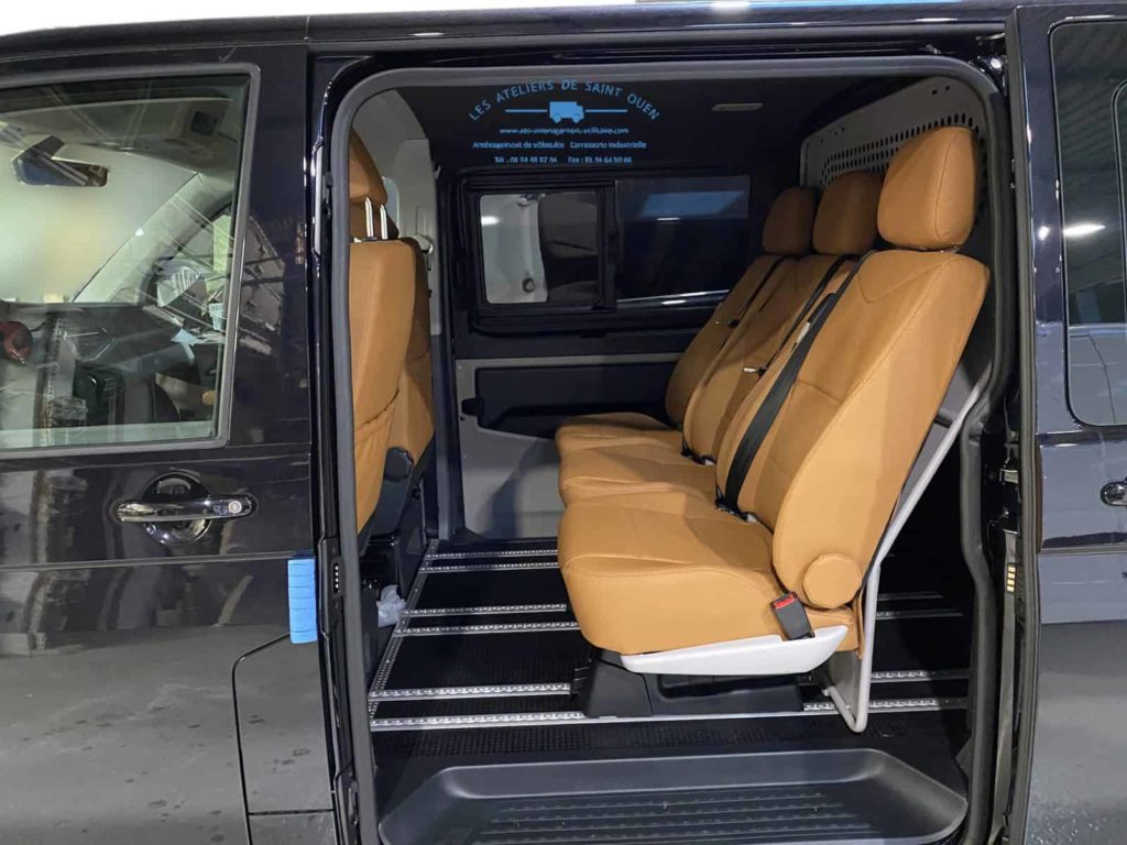 volskwagen t6 cabine approfondie avec rail aéro et cloison de séparation en alu démontage rapide avec siège en cuir couleur origine