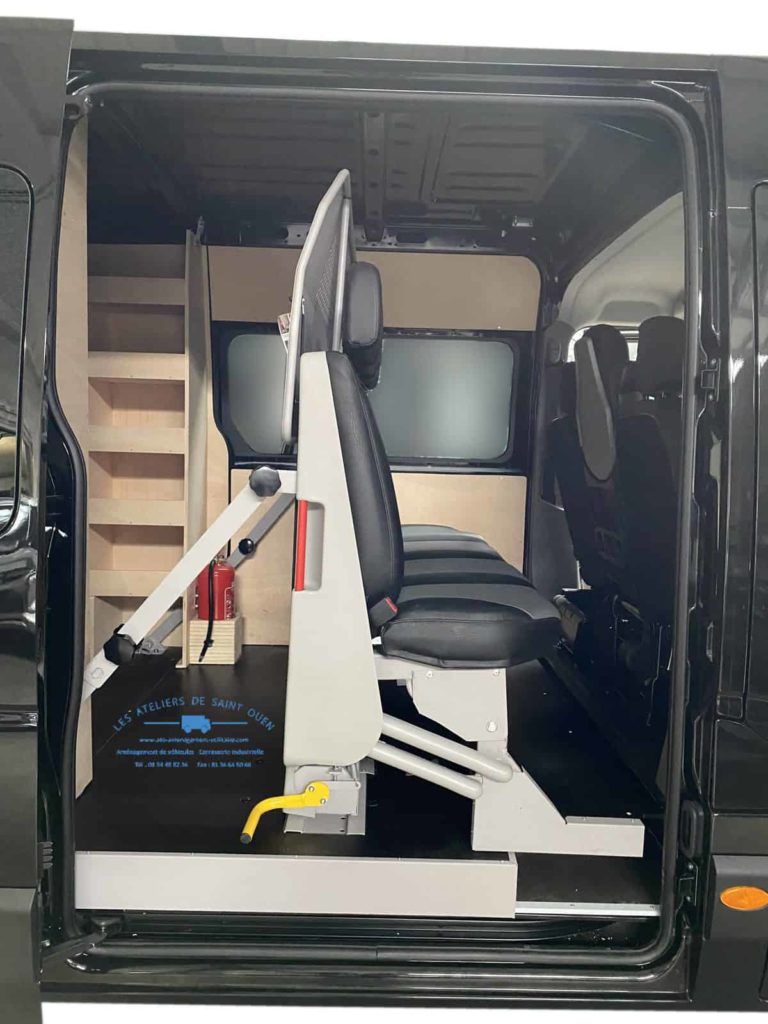 renault master avec cabine approfondi repliable e avec 4 siège et habillage bois avec étagère
