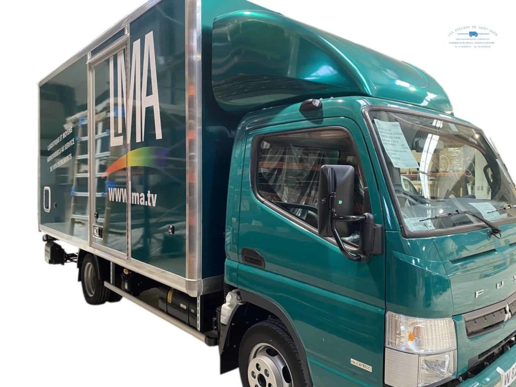 aménagement caisse grand volume fuso peinte avec porte sur le coté et capucine