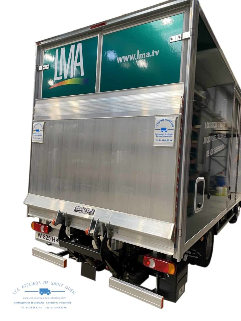 aménagement caisse grand volume fuso peinte avec pub avec hayon