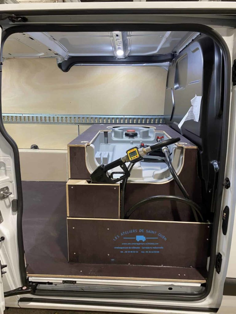 Aménagement utilitaire cuve de carburant avec habillage bois et rail universel