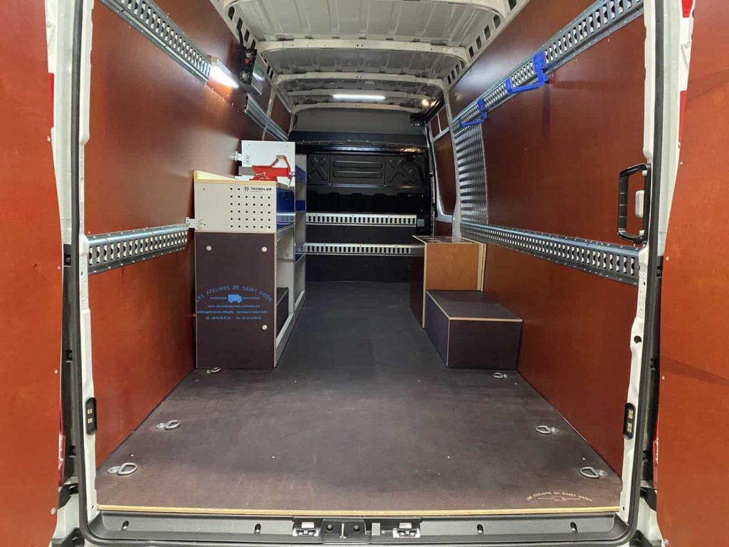 aménagement fourgon avec habillage en contreplaqué filmé brun clair étagère en acier rail universel