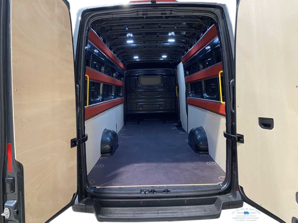volkswagen crafter l5 avec habillage bois et capitons et moquettes