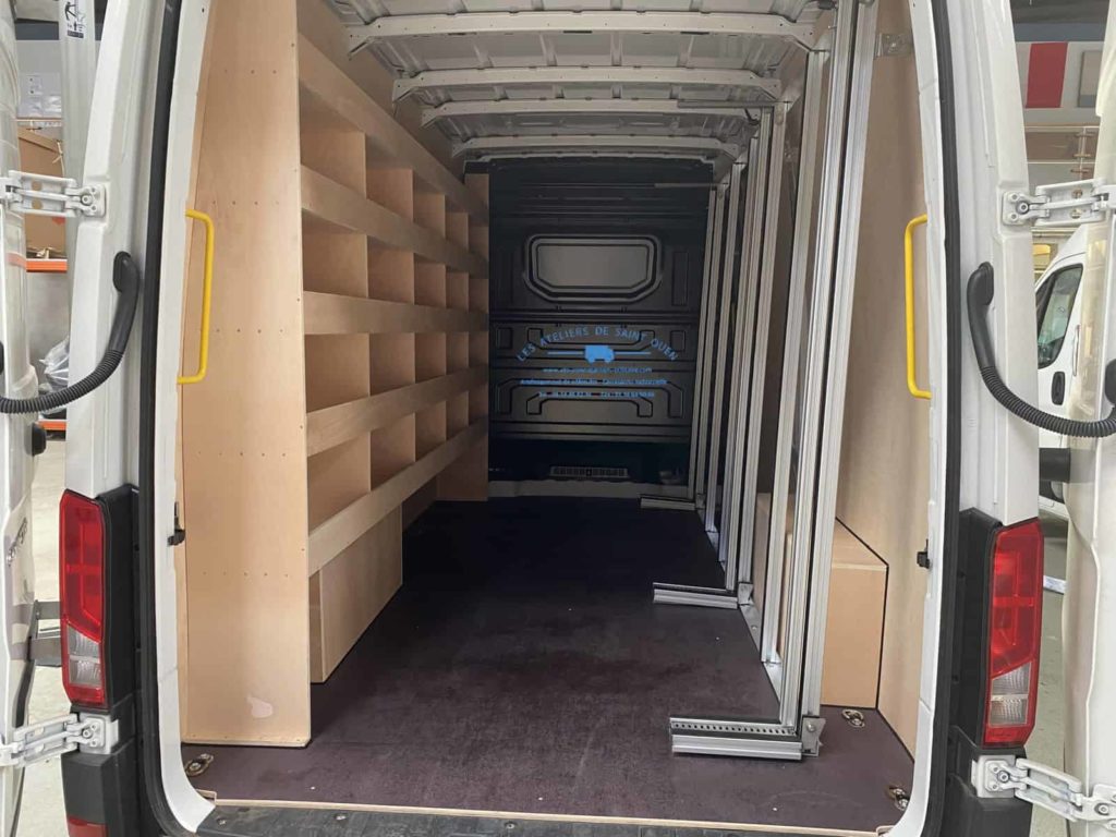 Volkswagen cafter l3h3 avec habillage et étagère en bois pupitre porte verre intérieur et extérieur