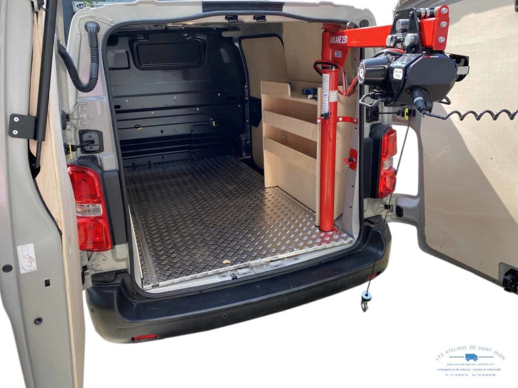 peugeot expert avec potence de chargement habillage bois avec plancher alu et étagère droite