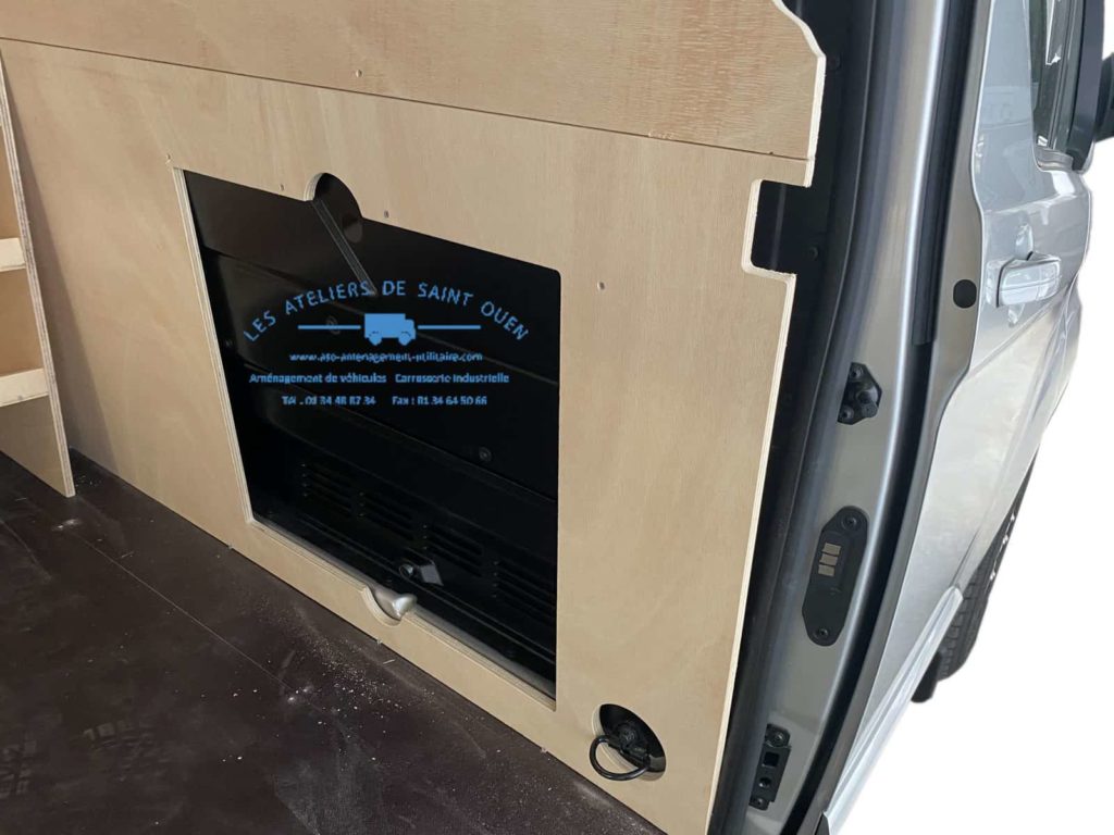 aménagement utilitaire avec protection contre cloison