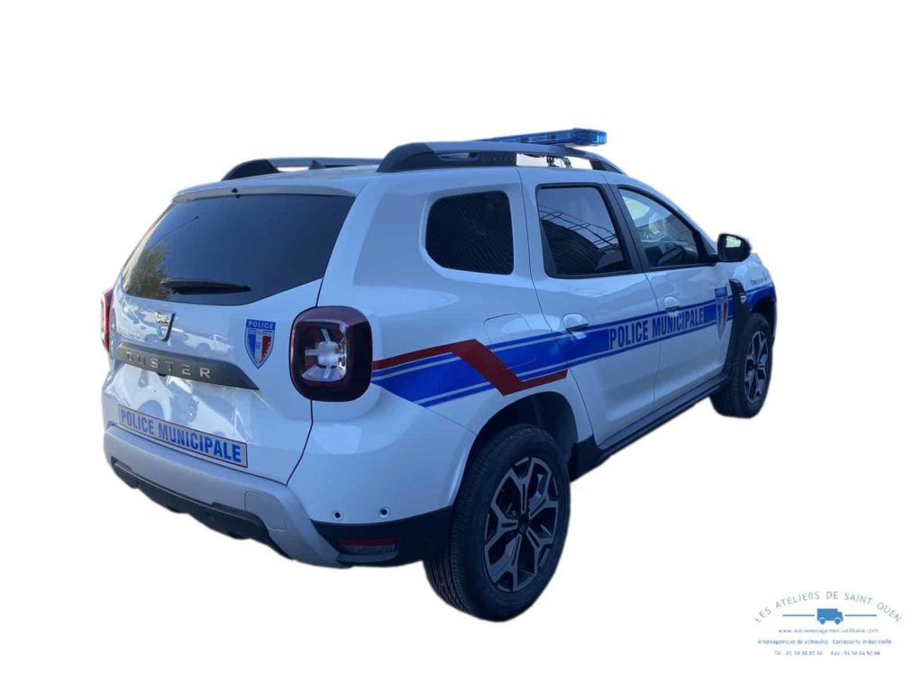 dacia duster en police municipale avec autocollant police gyrophare