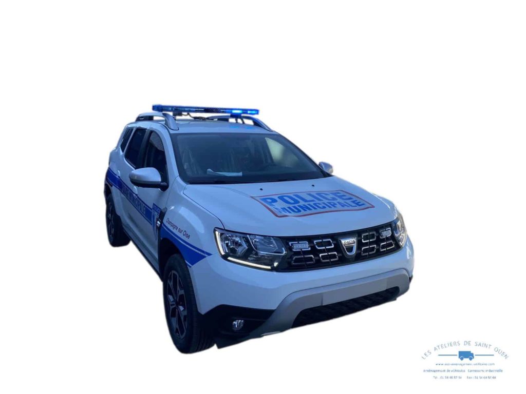 dacia duster en police municipale avec autocollant police gyrophare