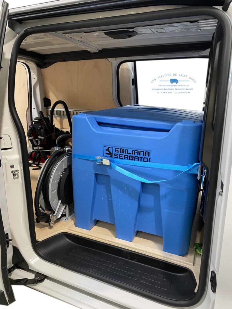 peugeot expert avec habillage en bois cuve 400 litre et rail universel