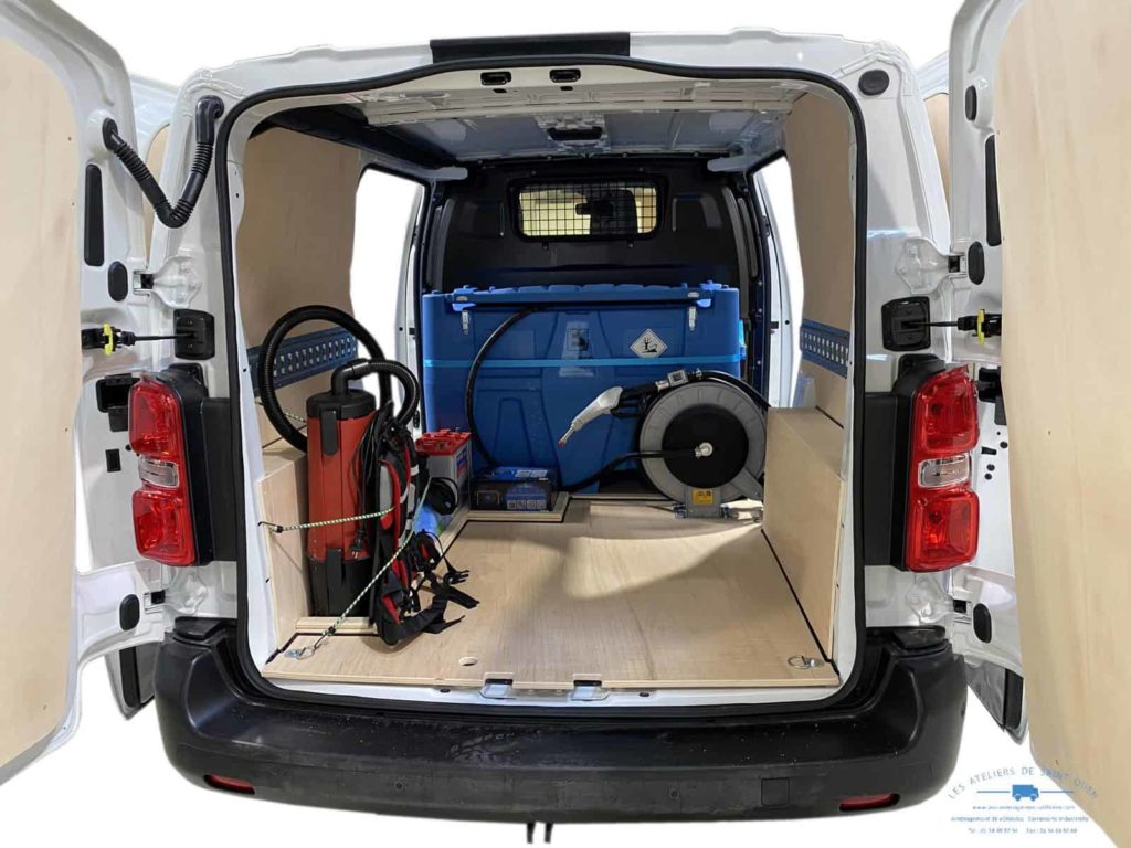 peugeot expert avec habillage en bois cuve 400 litre et rail universel