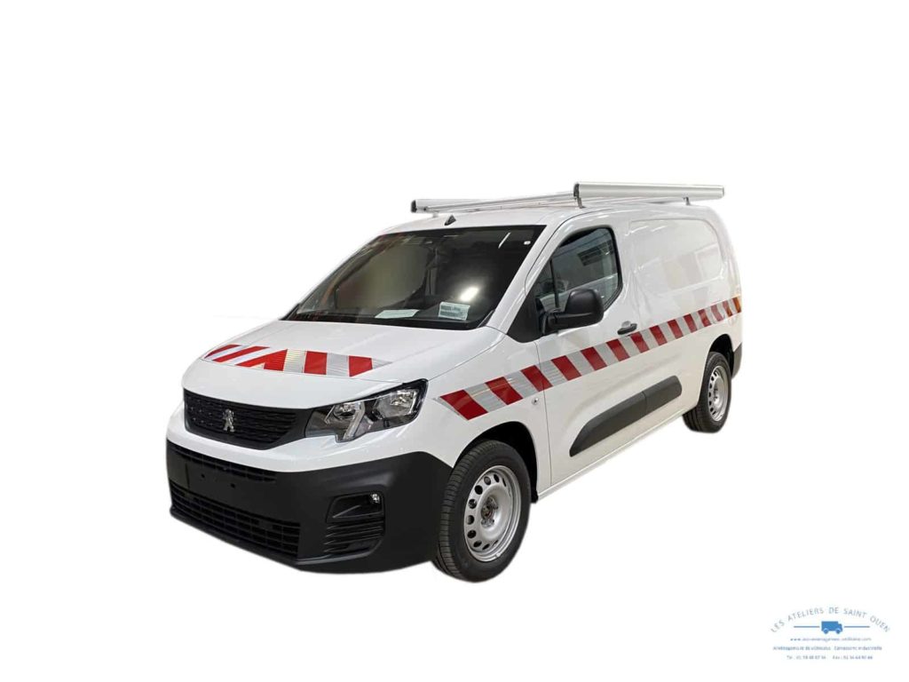 peugeot partner avec bande réfléchissante et galerie