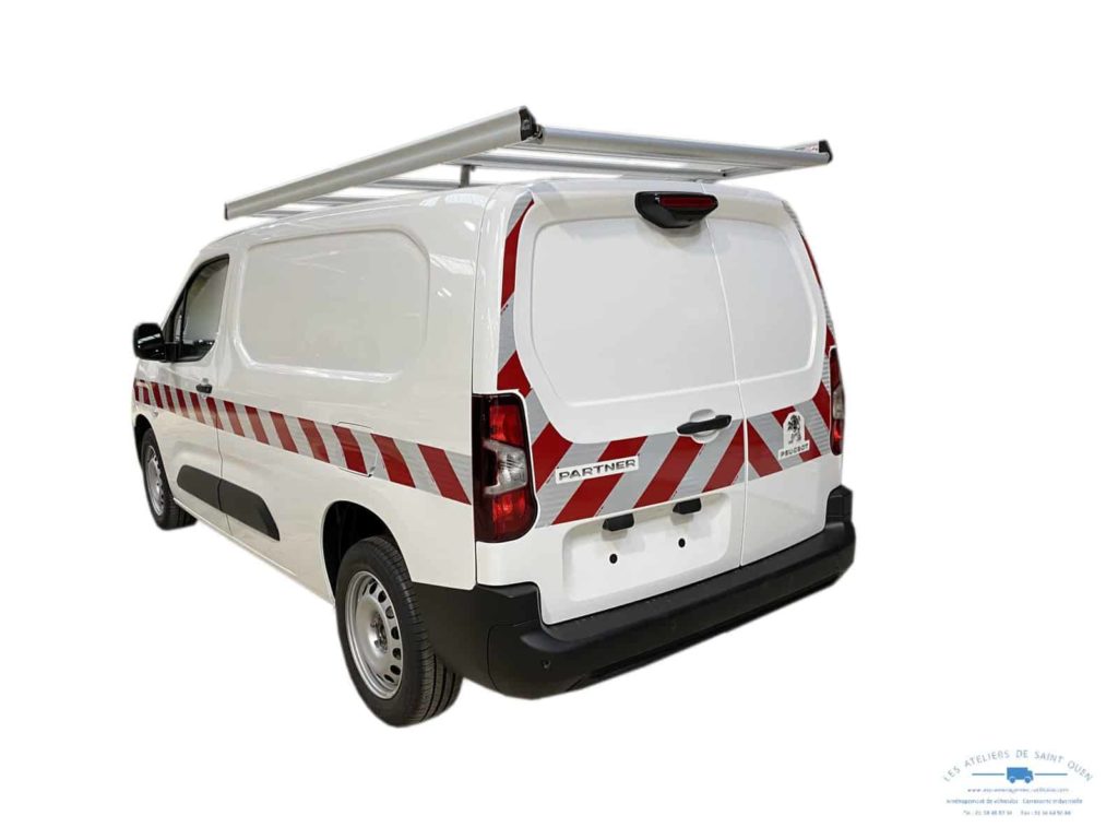 peugeot partner avec bande réfléchissante et galerie partie arrière