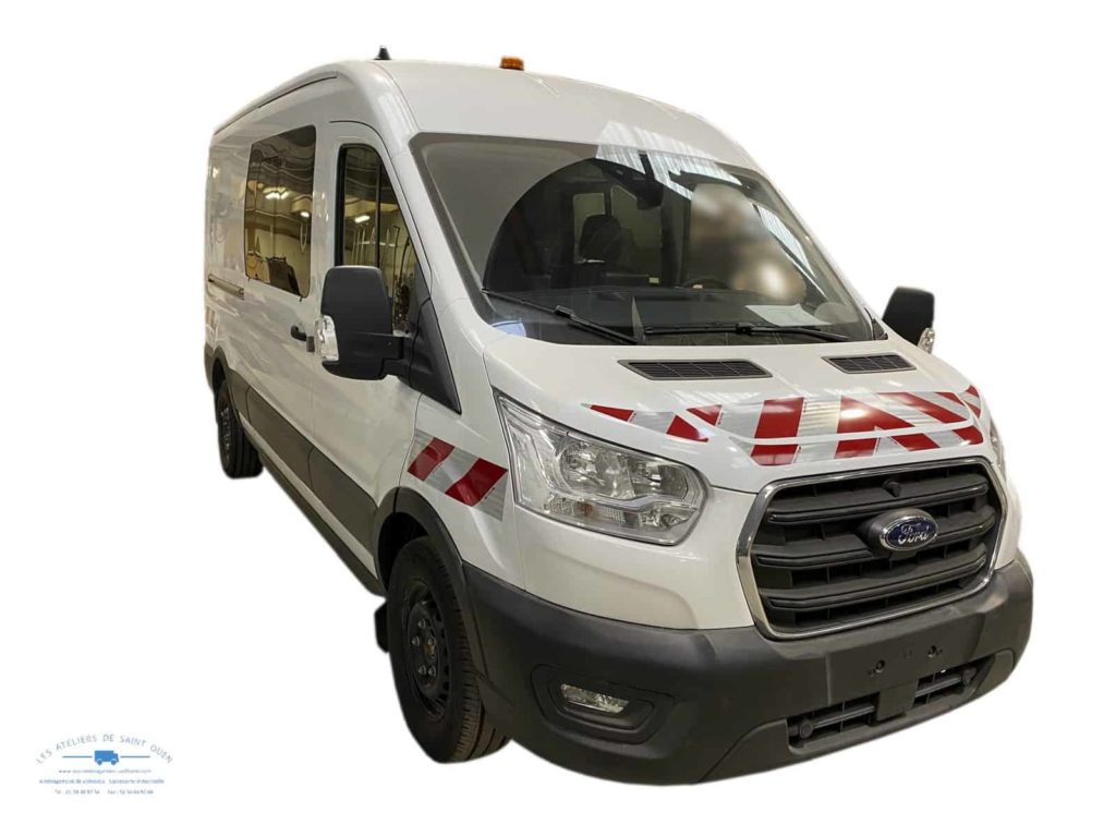 ford transit 2t avec gyrophare avec bande réfléchissantes