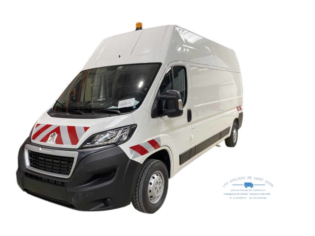 Peugeot Boxer avec kit de bande réfléchissante classe B avec gyrophare