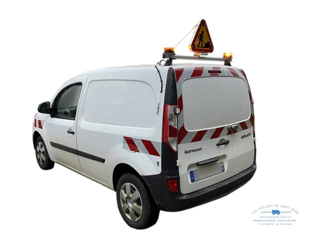 Renault kangoo avec bande réfléchissante serrure gatelock et rampe gyrophare tri flash triangle