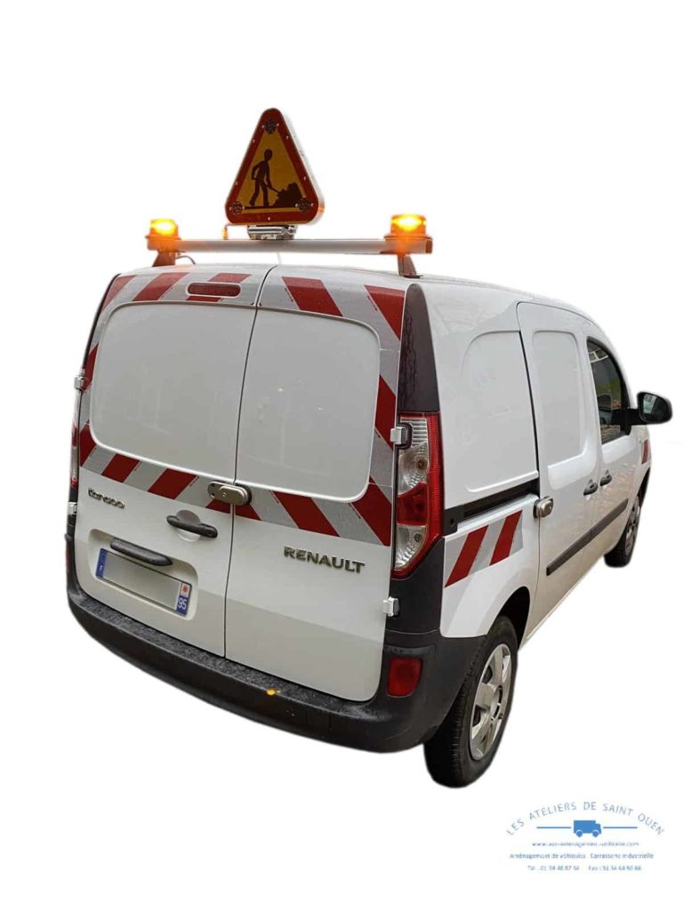 renault kangoo avec bande réfléchissante classe b avec gatelock et gyrophare