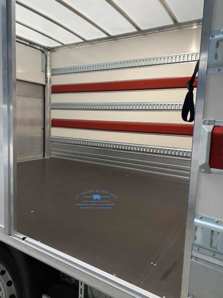 caisse 20 m3 avec capitons et rail universel