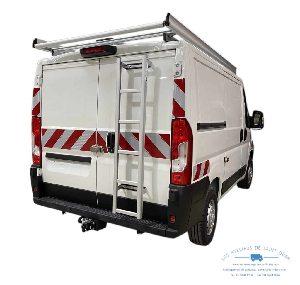 peugeot boxer avec galerie de toit échelle et bande réfléchissante