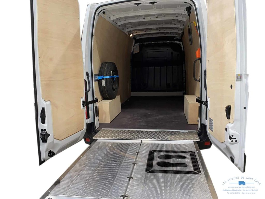 renault master avec hayon élévateur et grille aération habillage en bois + rail universel