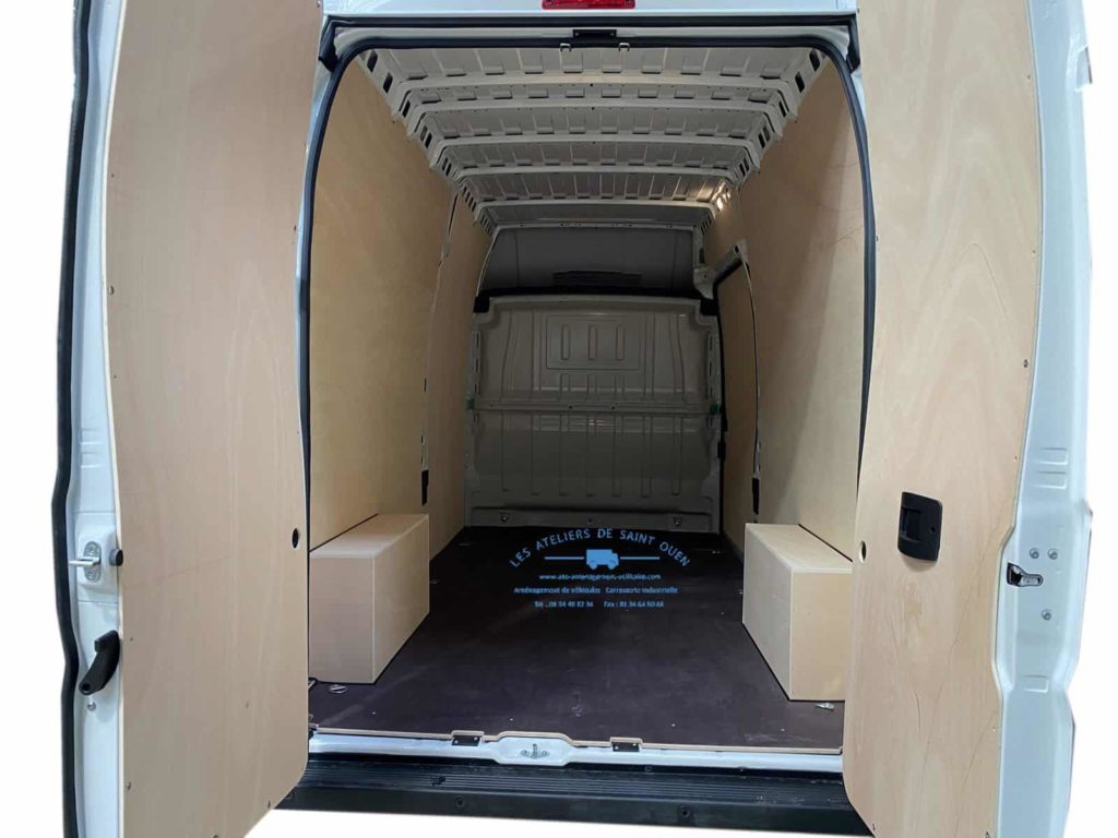 peugeot boxer avec habillage en bois et plancher anti dérapant
