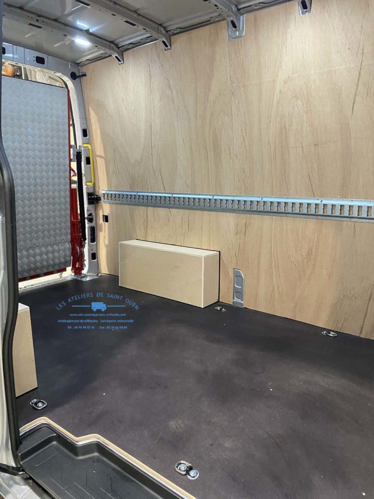 aménagement en bois avec de chargement repliable et rail universel