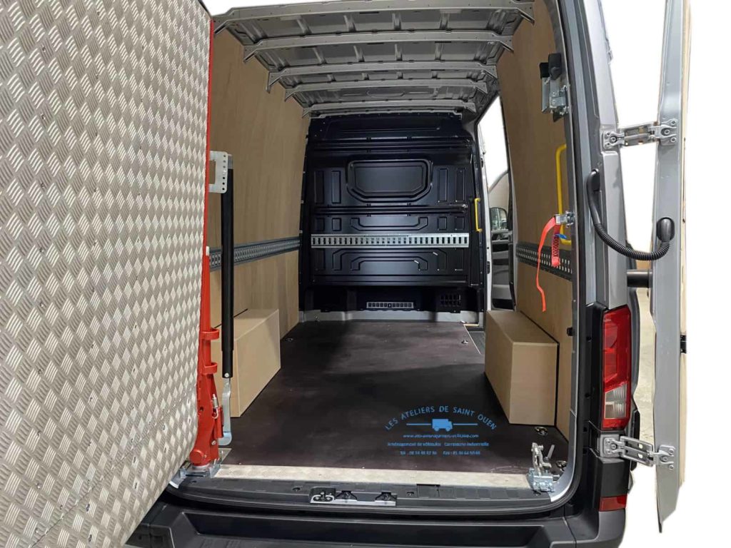 aménagement en bois avec de chargement repliable et rail universel et poignée de porte