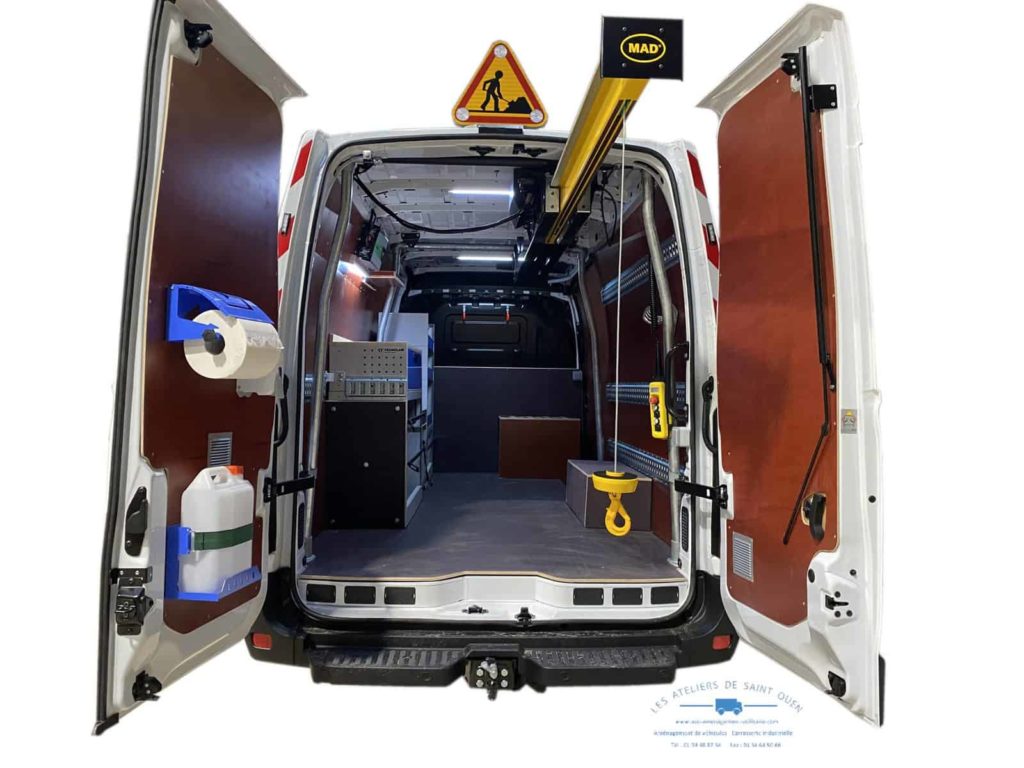 easyload avec étagère habillage en cp filmé avec kit hygiène et panneau travaux