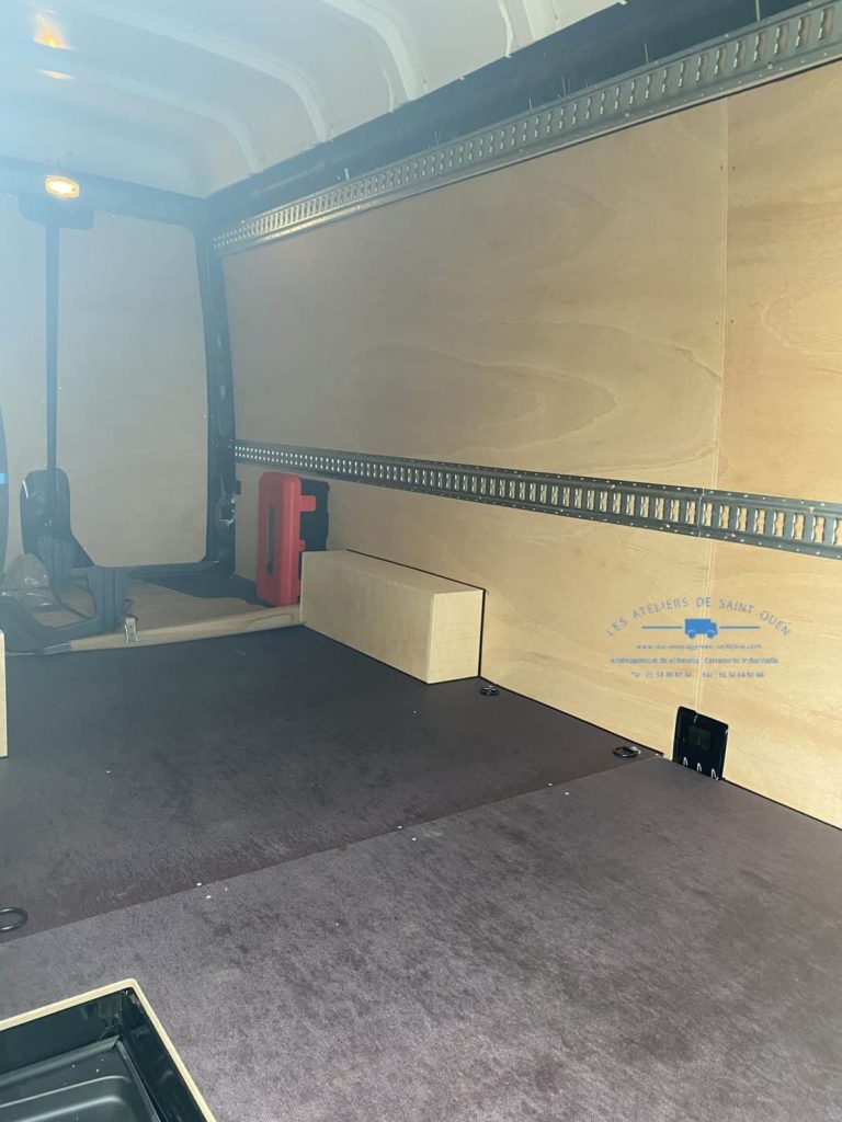 habillage en bois utilitaire avec rail et coffre extincteur 6 kg