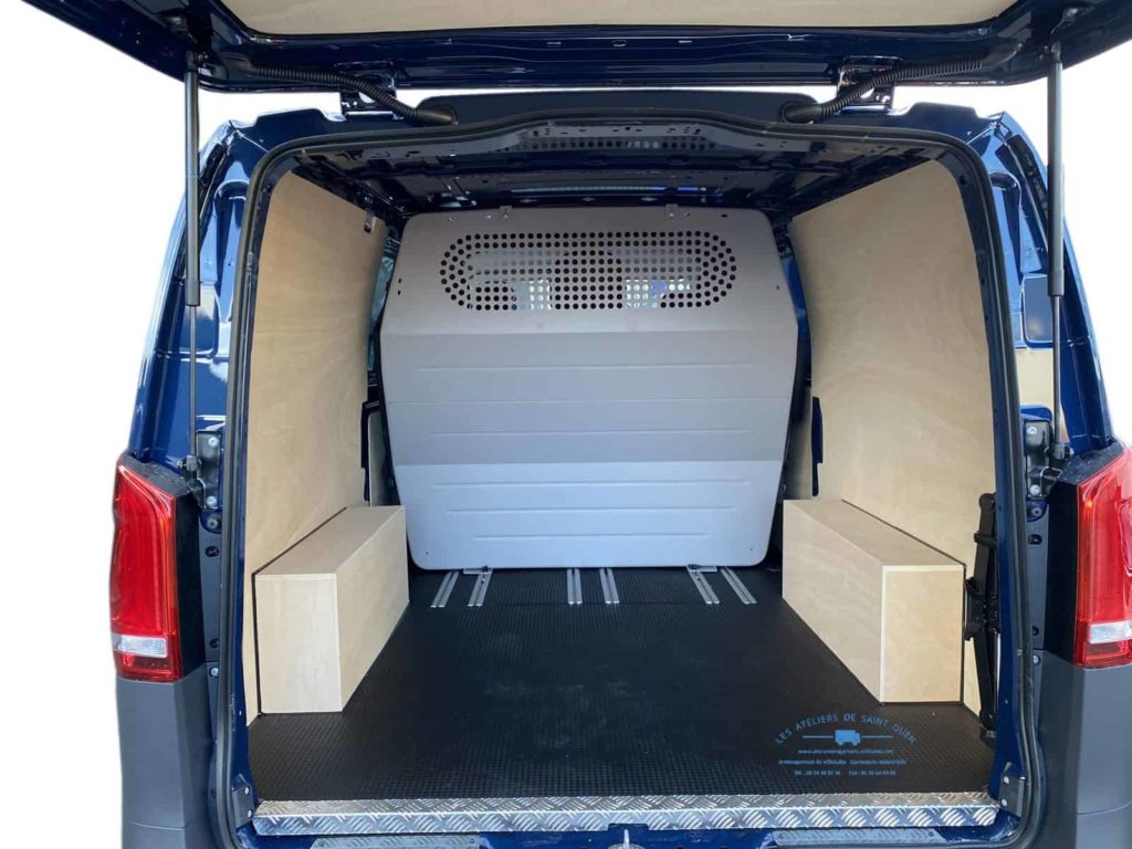 cabine approfondie avec habillage en bois avec rail universel cloison de séparation hayon utilitaire