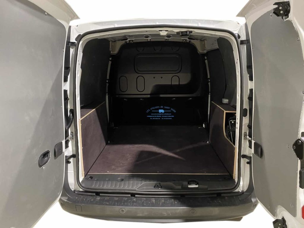 habillage en polypropylene avec plancher antidérapant et passage de roue