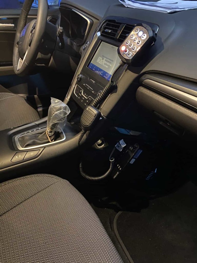 Ford mondeo police municipale avec gyrophare et bande réfléchissante police