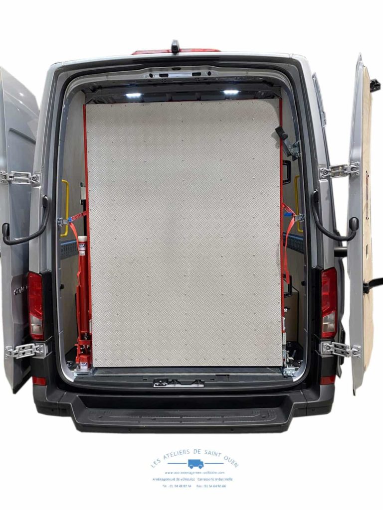 Mercedes sprinter avec rampe pliable avec habillage en bois