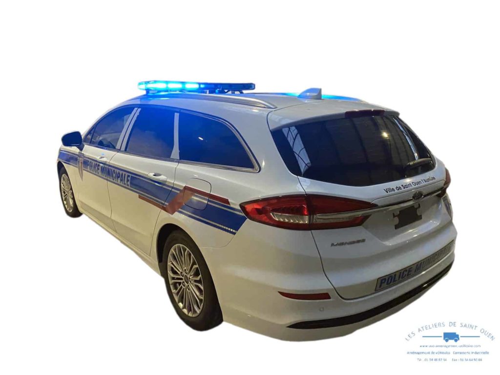 Ford mondeo police municipale avec gyrophare et bande réfléchissante police