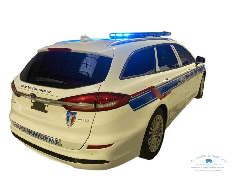 Ford mondeo police municipale avec gyrophare et bande réfléchissante police