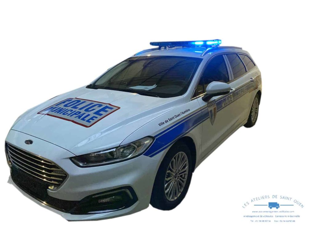 Ford mondeo police municipale avec gyrophare et bande réfléchissante police