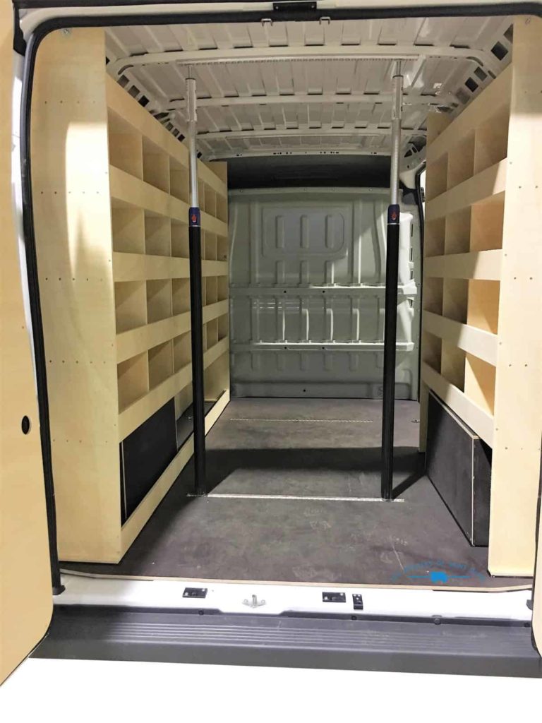 véhicule utilitaire avec étagère gauche et droite avec barre de maintien