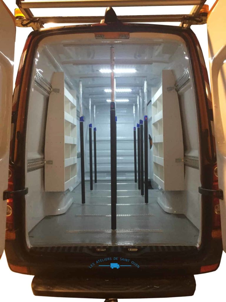 mercedes sprinter avec étagère gauche et droite et barre de maintien et galerie