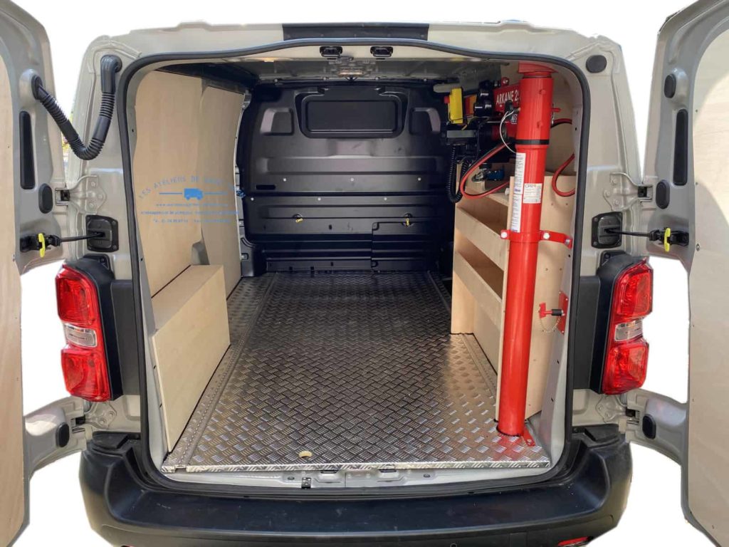peugeot expert avec habillage avec plancher aluminium rail aéro et étagère droite avec serrure de sécurité mul-t-lock