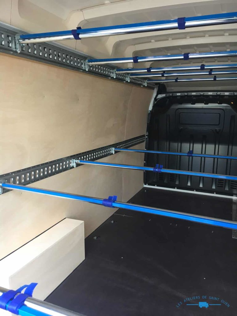 habillage en bois avec rail aéro et barre porte vetement