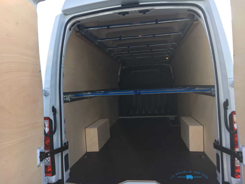 aménagement habillage bois avec barre porte vetement