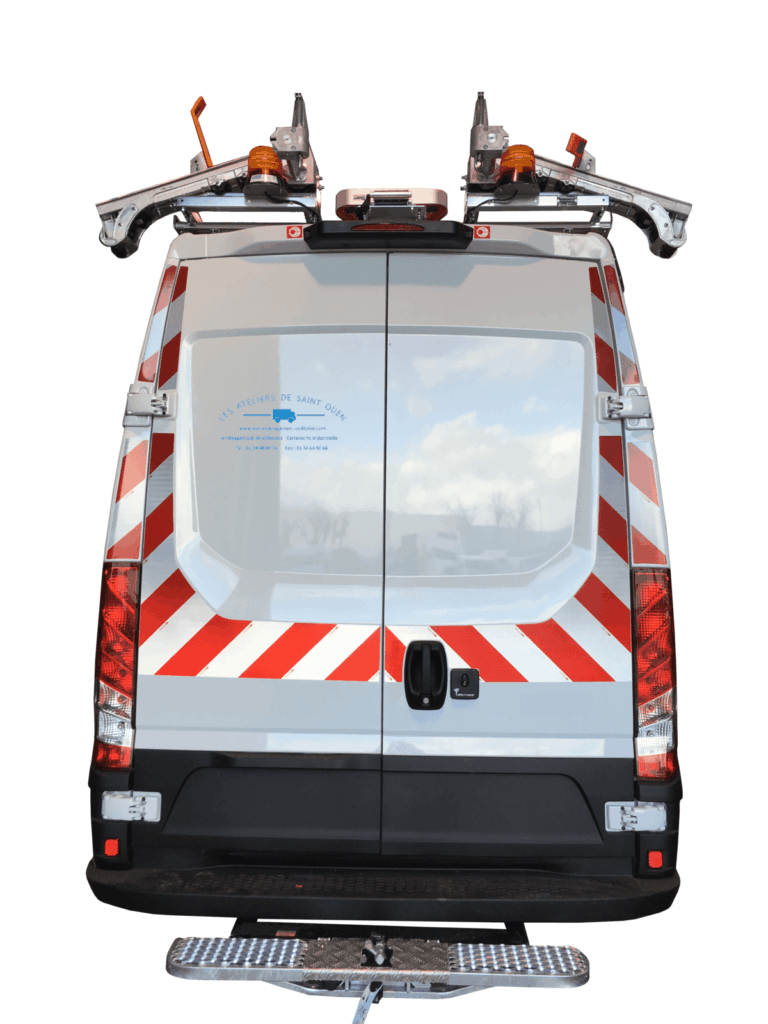 iveco daily avec marche pied porte échelle et bande réfléchissante