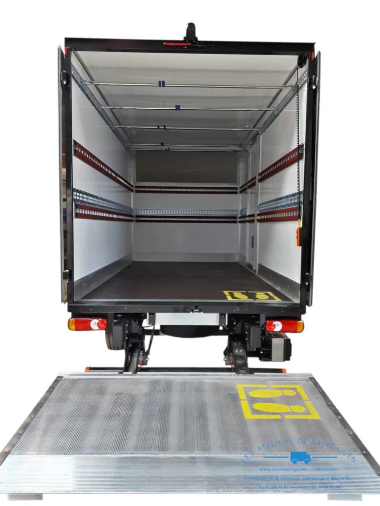 caisse grand volume avec capiton rail aéro et hayon élévateur et caméra de recul