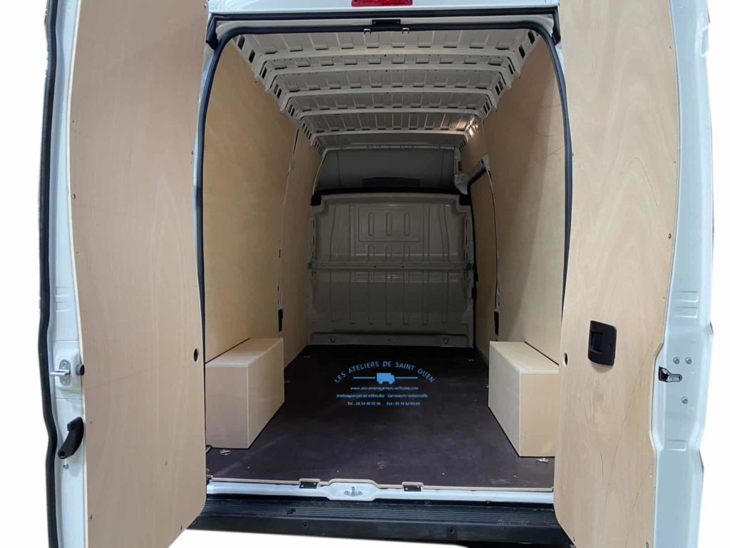 habillage en bois contreplaqué avec plancher anti dérapant