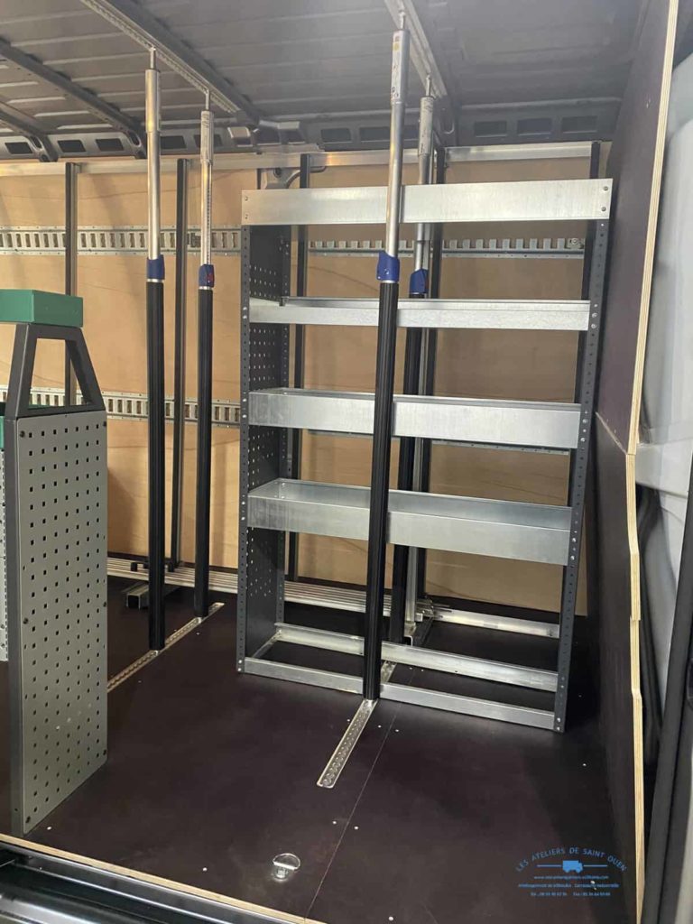 Habillage en bois avec meubles métallique, rail aéro et barre de maintien