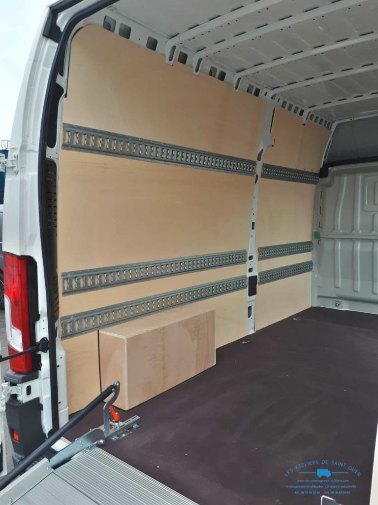 véhicule utilitaire avec rail universel habillage bois et rampe repliable